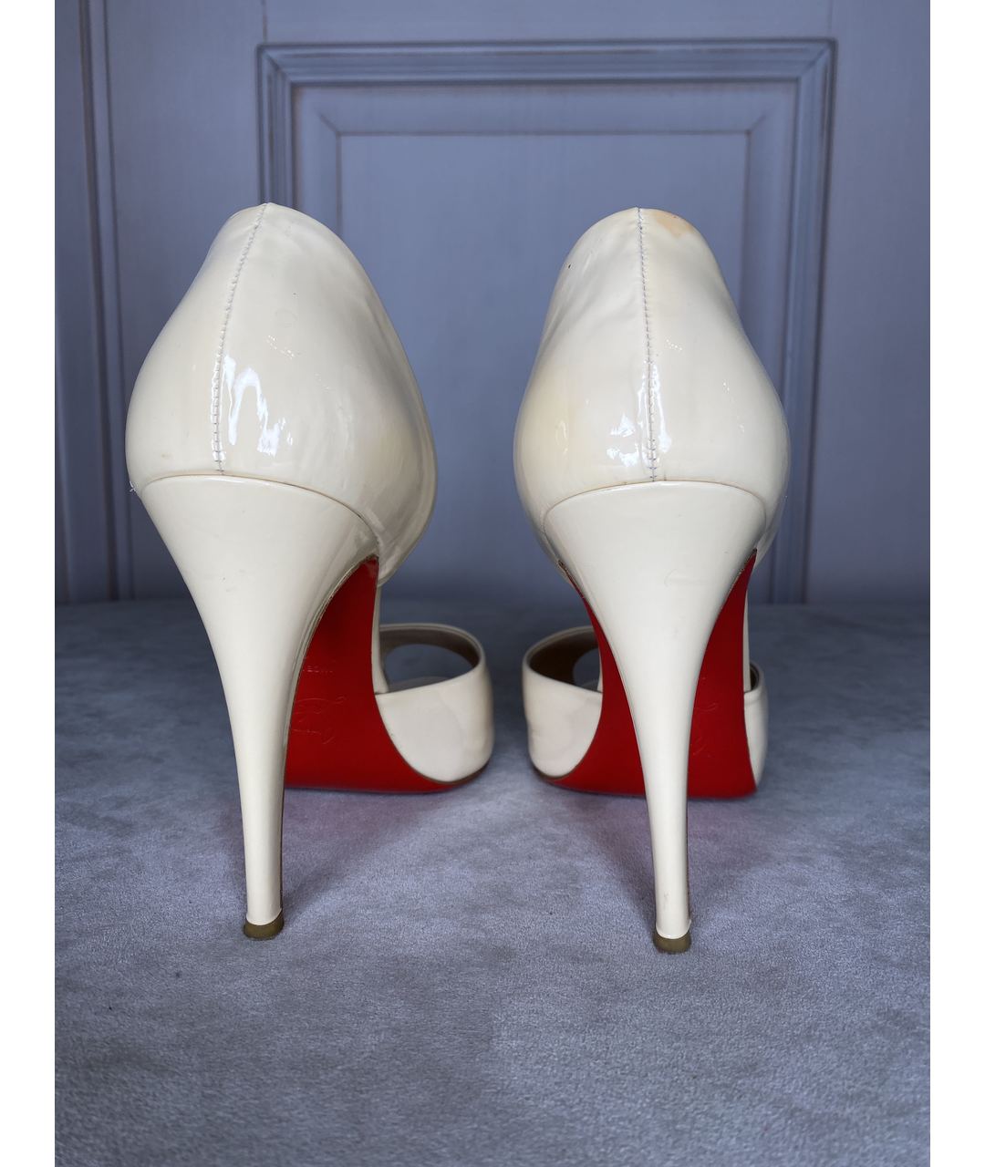 CHRISTIAN LOUBOUTIN Белые свадебные туфли на высоком каблуке из лакированной кожи, фото 4