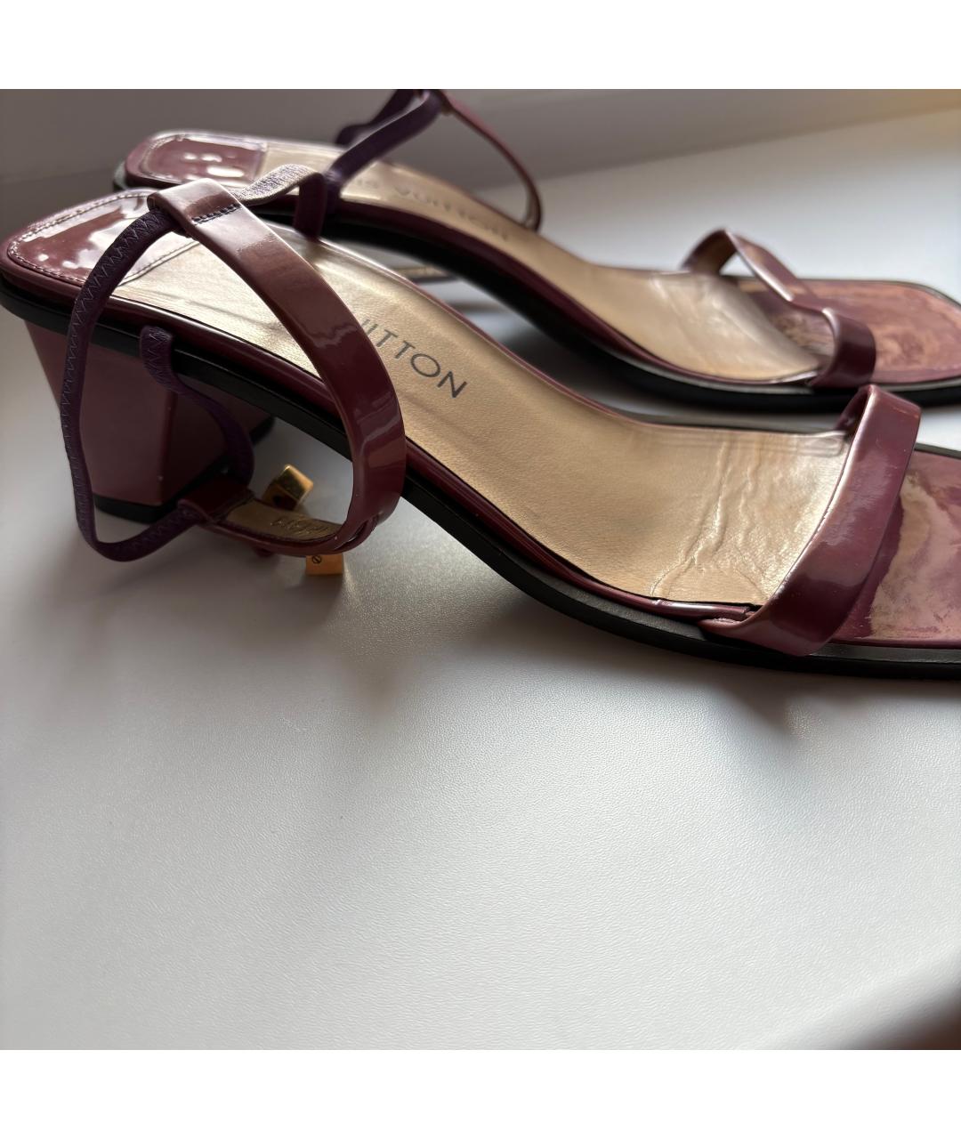 LOUIS VUITTON Фиолетовые сандалии из лакированной кожи, фото 4