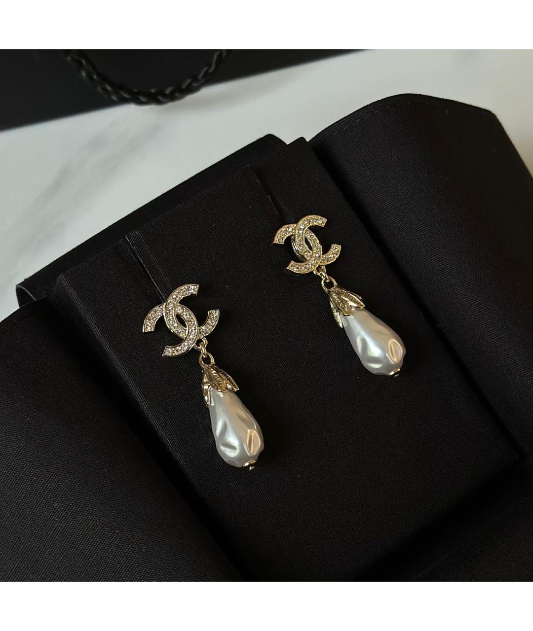 CHANEL Бежевые латунные серьги, фото 3