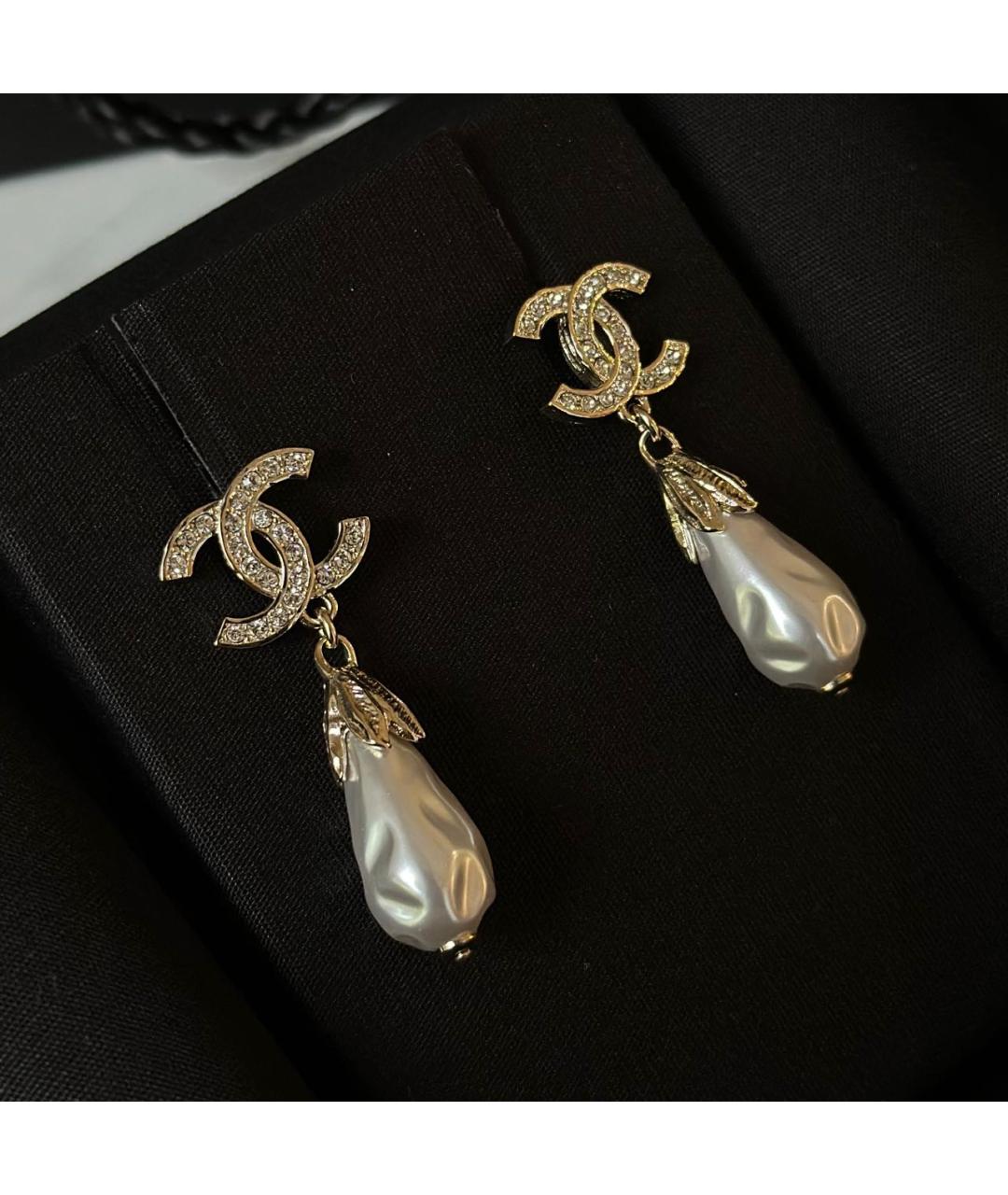 CHANEL Бежевые латунные серьги, фото 4