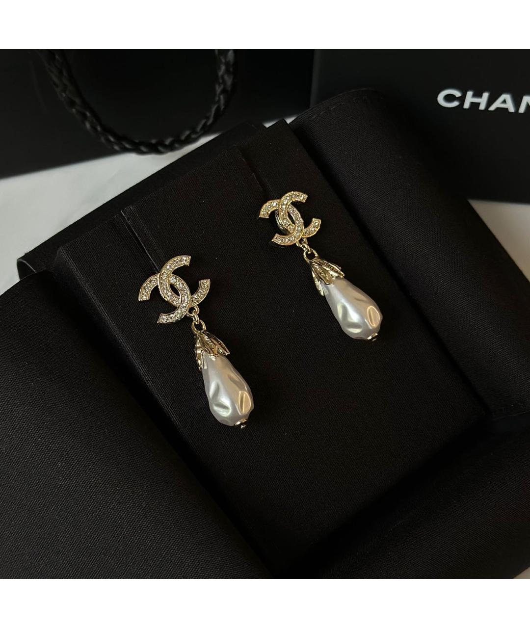 CHANEL Бежевые латунные серьги, фото 2