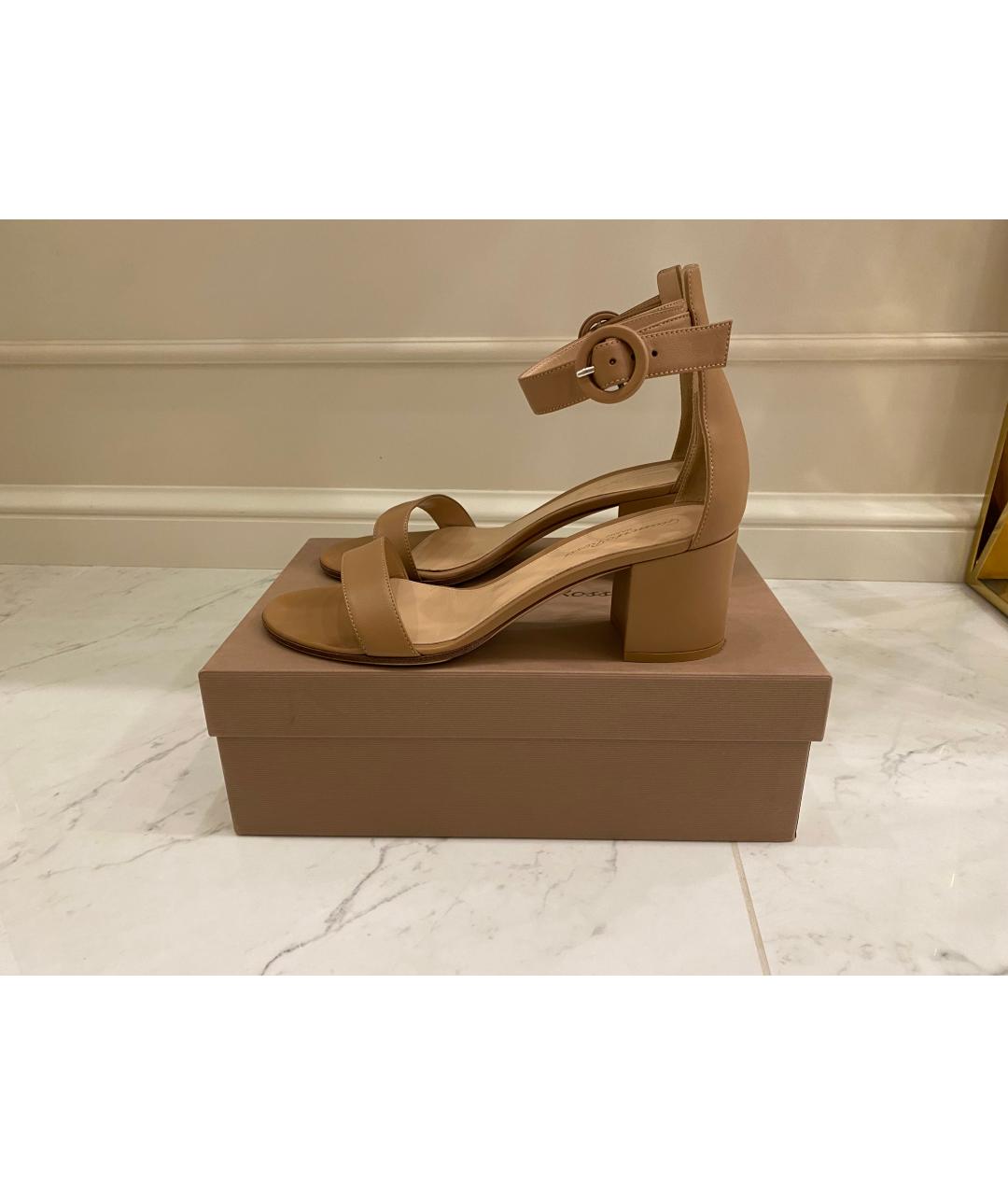 GIANVITO ROSSI Бежевые кожаные босоножки, фото 6
