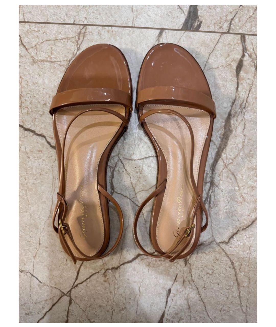 GIANVITO ROSSI Бежевые босоножки из лакированной кожи, фото 2