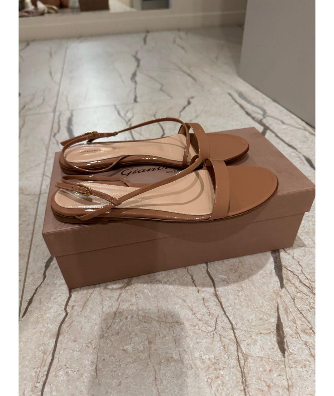 GIANVITO ROSSI Бежевые босоножки из лакированной кожи, фото 5