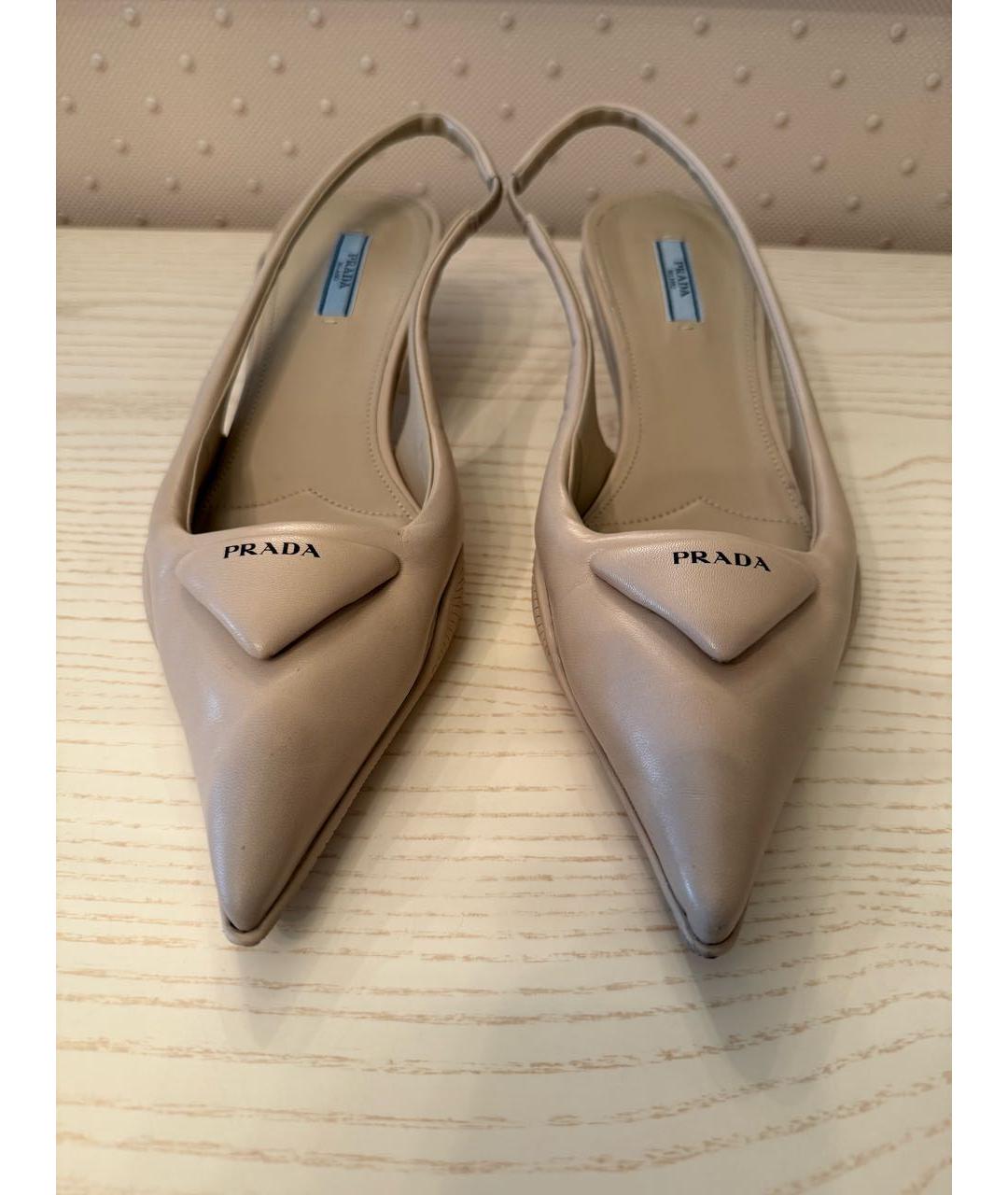 PRADA Бежевые кожаные лодочки на низком каблуке, фото 2