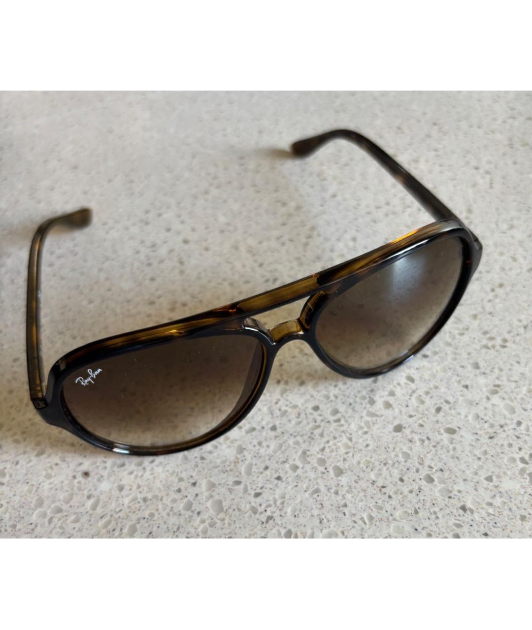 RAY BAN Коричневые пластиковые солнцезащитные очки, фото 2