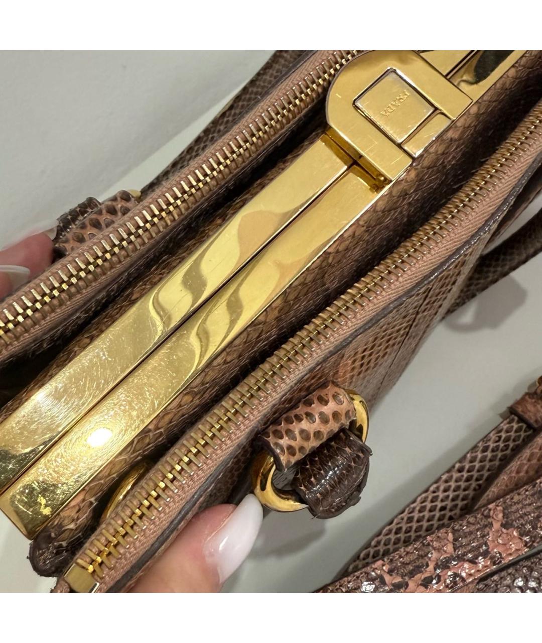 PRADA Сумка с короткими ручками из экзотической кожи, фото 5