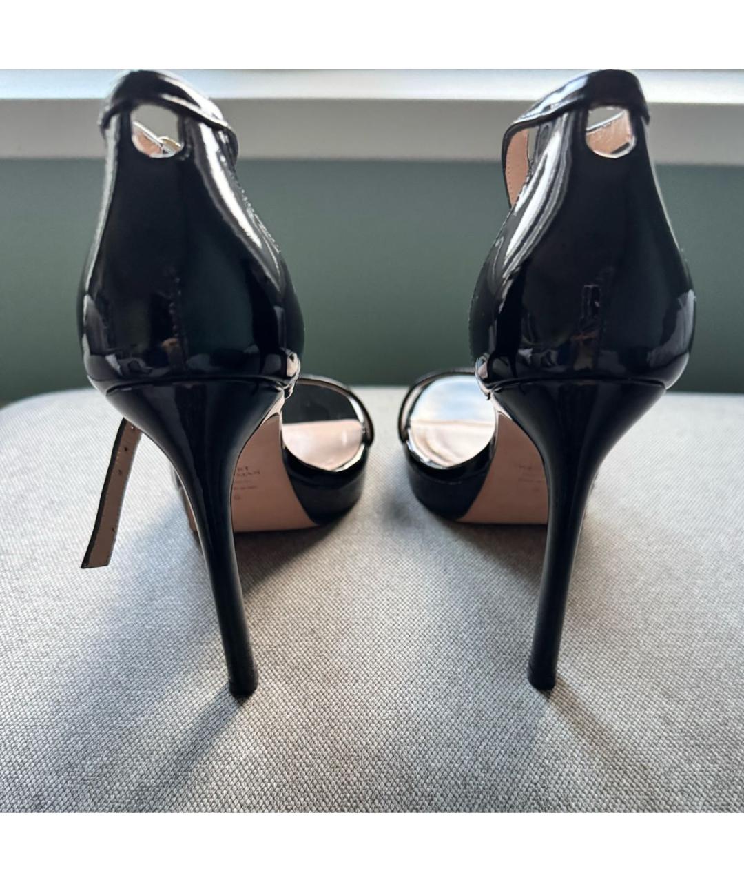 STUART WEITZMAN Черные босоножки из лакированной кожи, фото 5