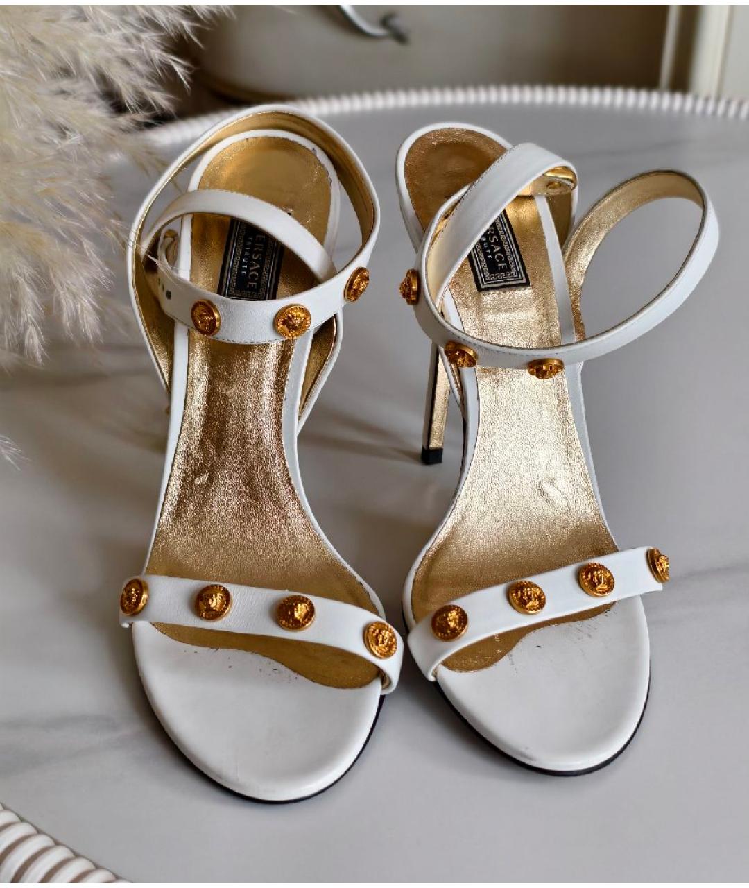 VERSACE Белые кожаные босоножки, фото 2