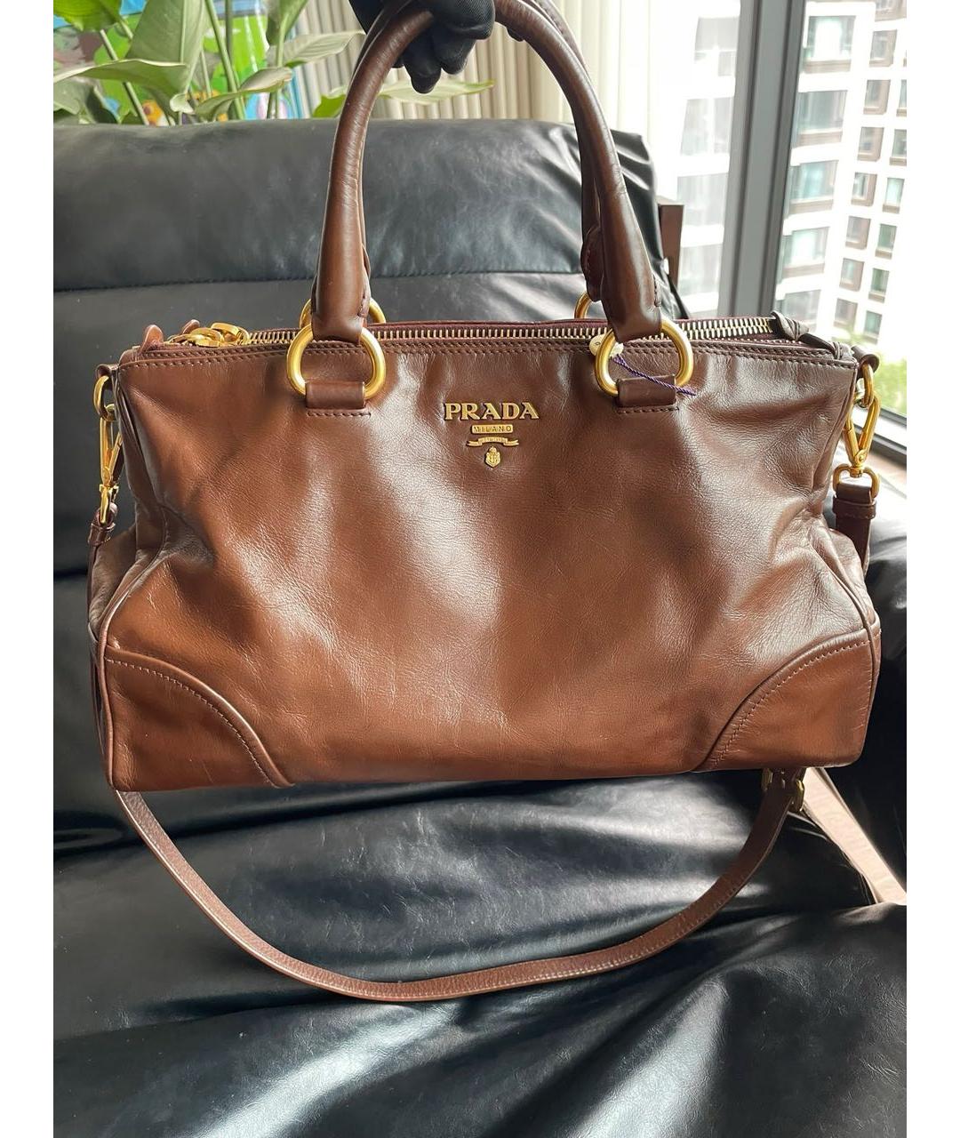 PRADA Коричневая кожаная сумка с короткими ручками, фото 3