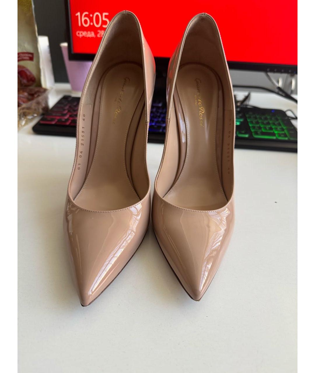 GIANVITO ROSSI Бежевые туфли из лакированной кожи, фото 2