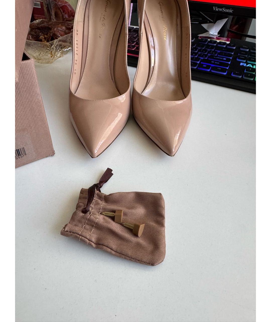 GIANVITO ROSSI Бежевые туфли из лакированной кожи, фото 6