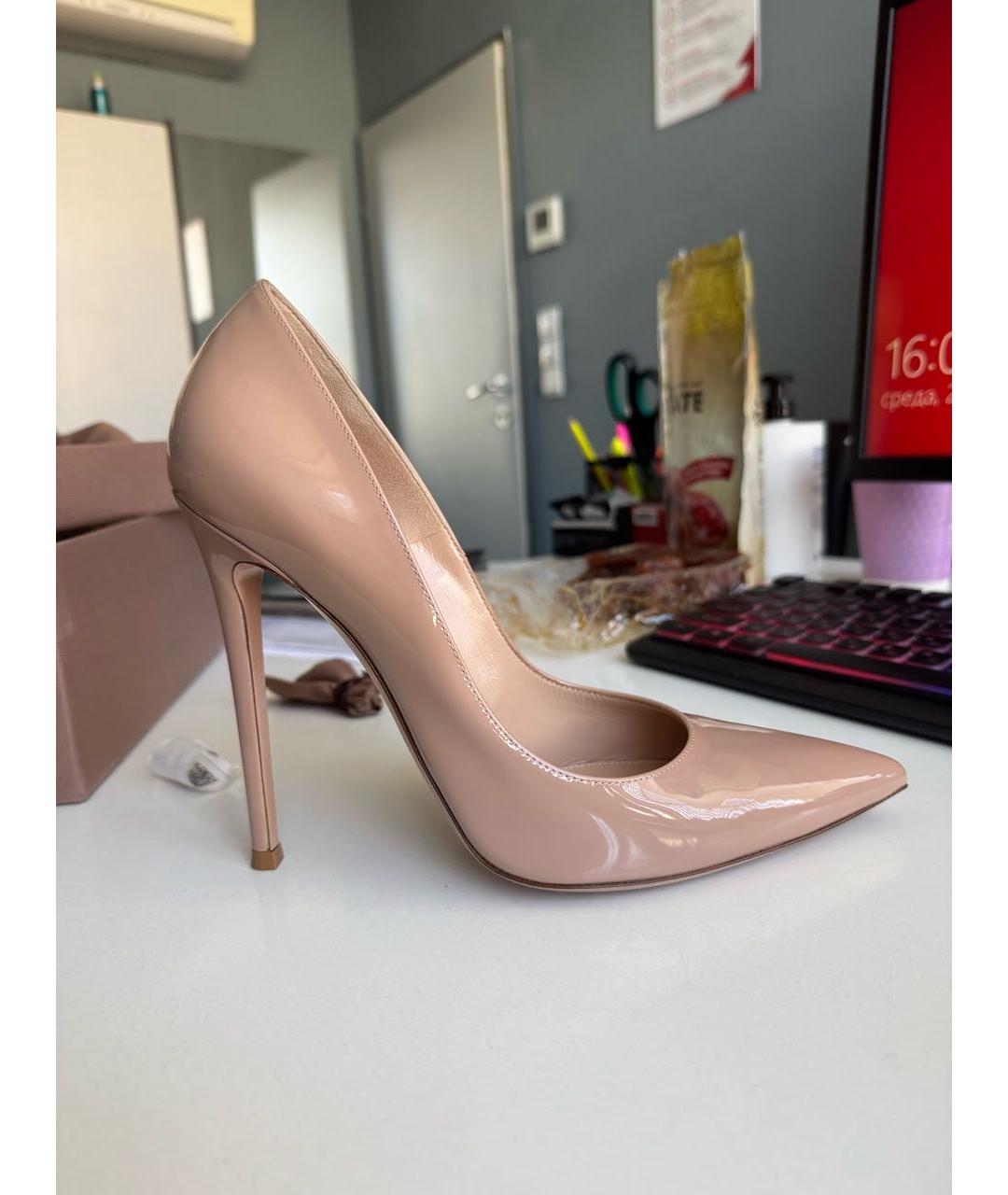 GIANVITO ROSSI Бежевые туфли из лакированной кожи, фото 9