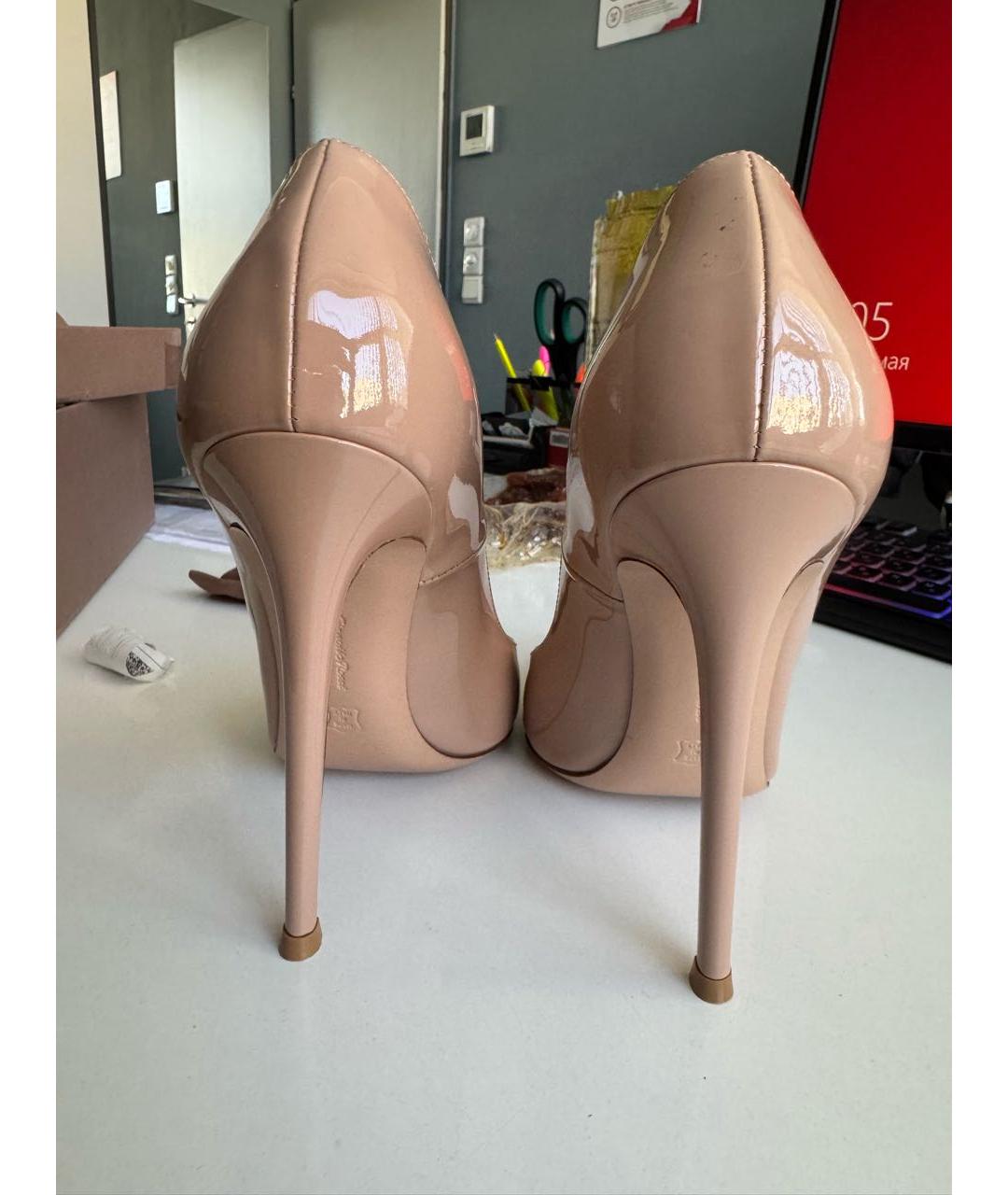 GIANVITO ROSSI Бежевые туфли из лакированной кожи, фото 4