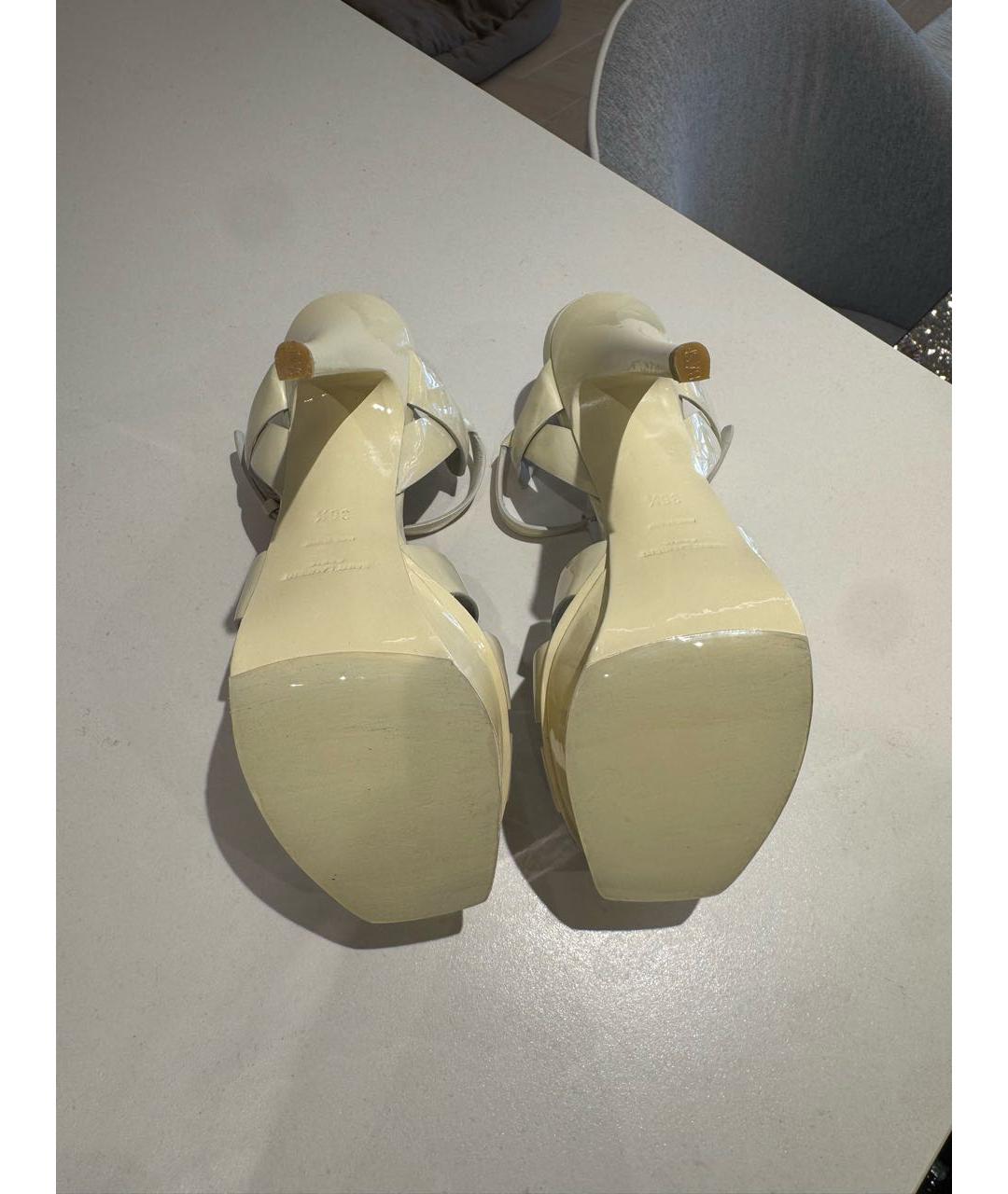 SAINT LAURENT Белые босоножки из лакированной кожи, фото 5