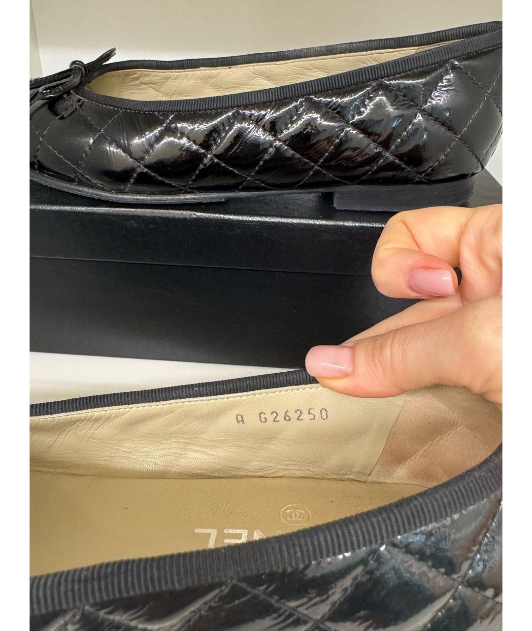 CHANEL Черные балетки из лакированной кожи, фото 4