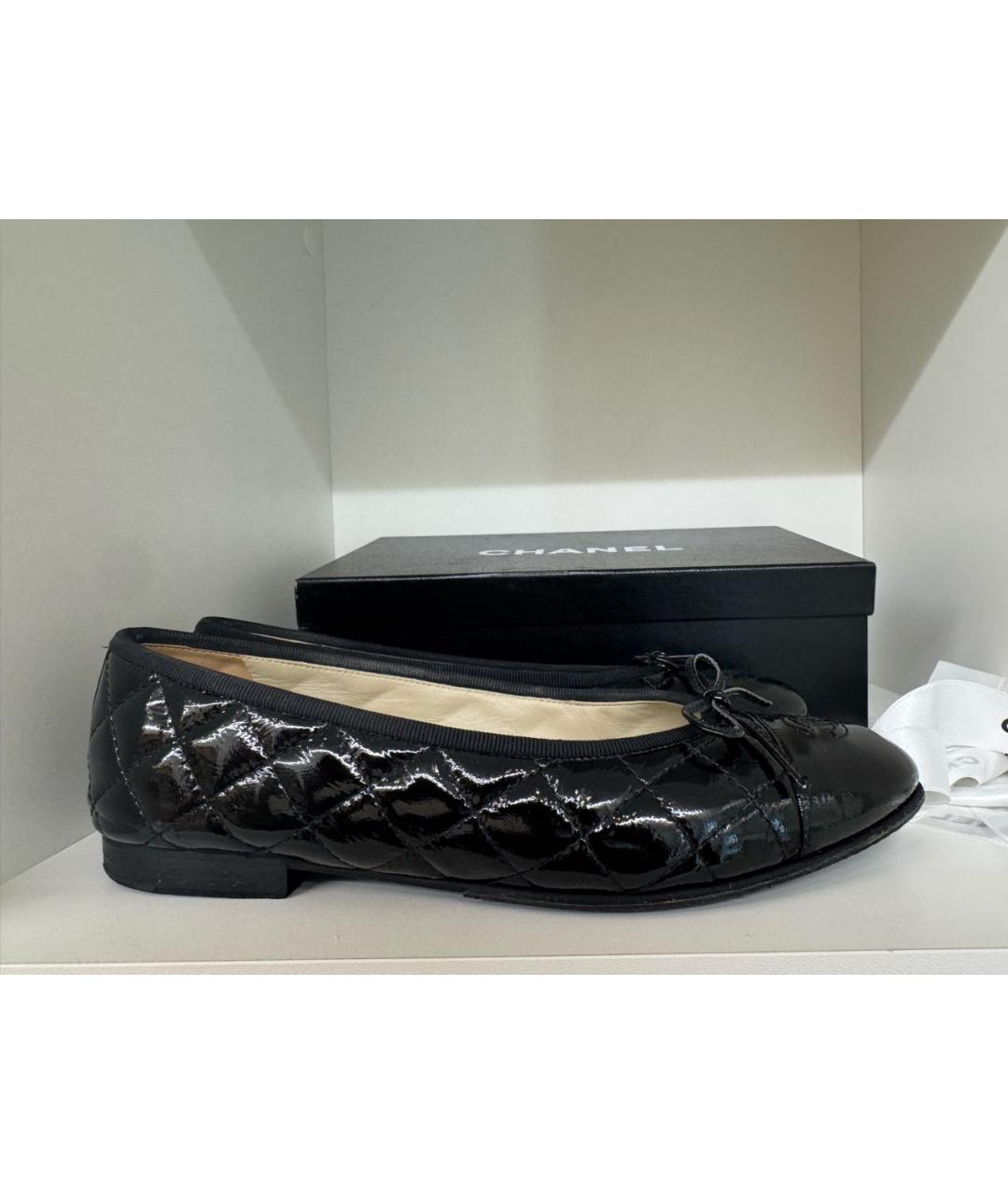 CHANEL Черные балетки из лакированной кожи, фото 5