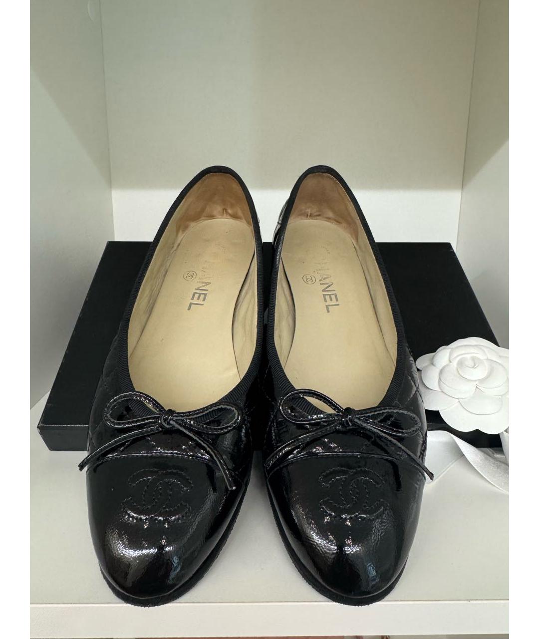 CHANEL Черные балетки из лакированной кожи, фото 2
