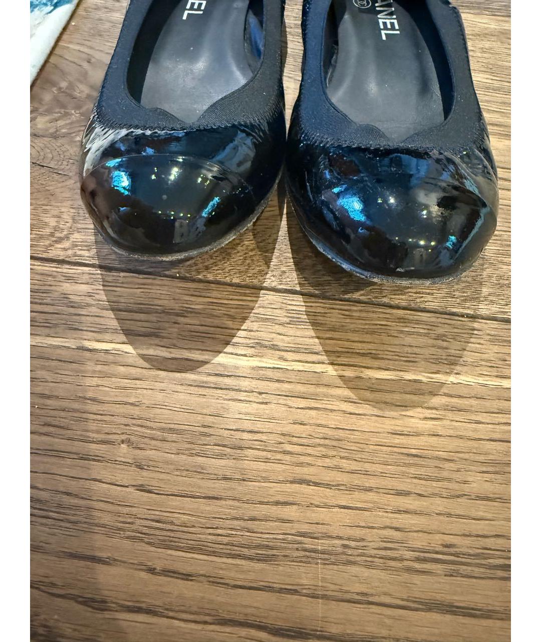 CHANEL Черные балетки из лакированной кожи, фото 3