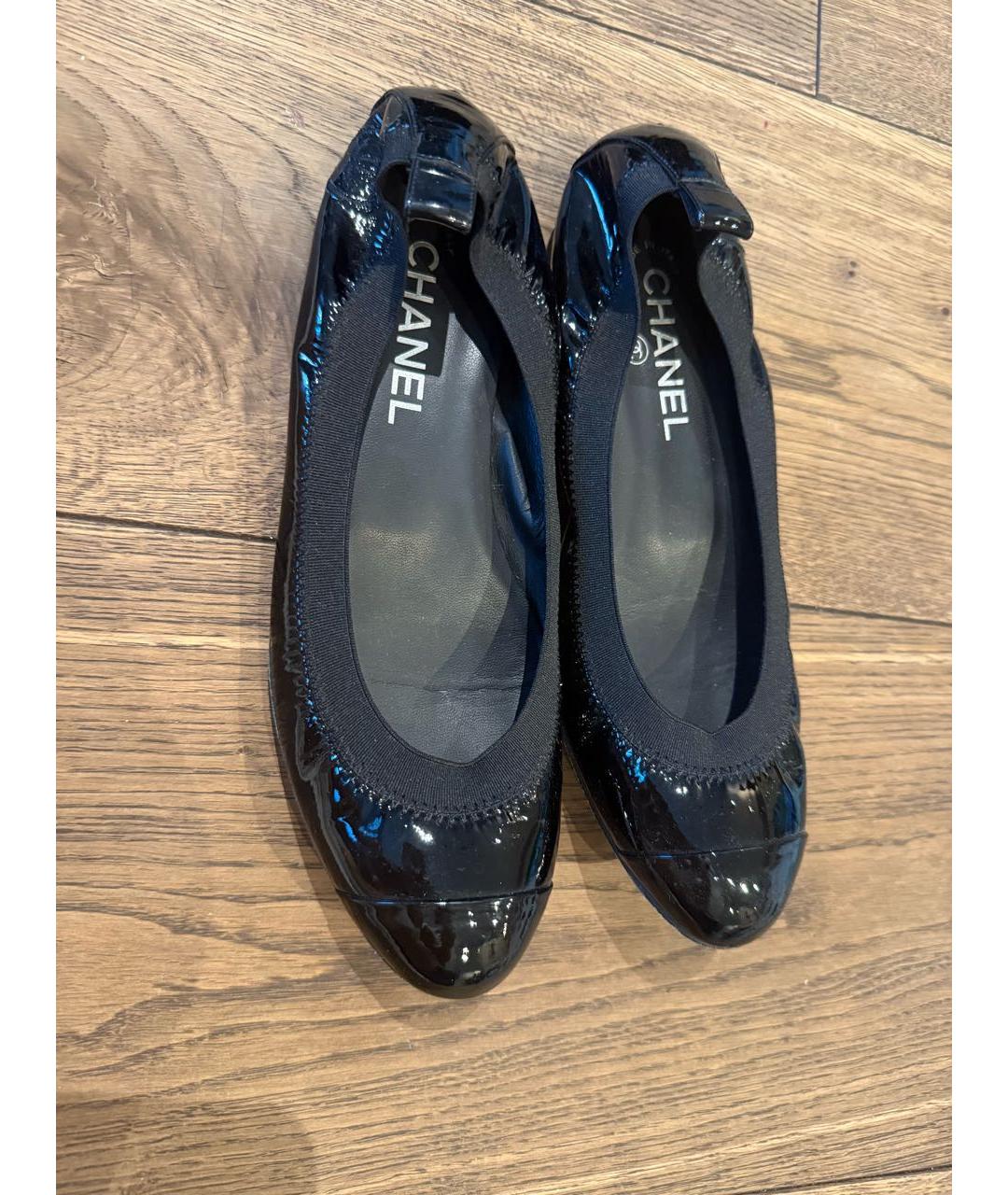 CHANEL Черные балетки из лакированной кожи, фото 6