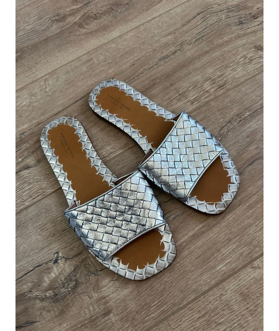 BOTTEGA VENETA Серебряные кожаные шлепанцы, фото 3