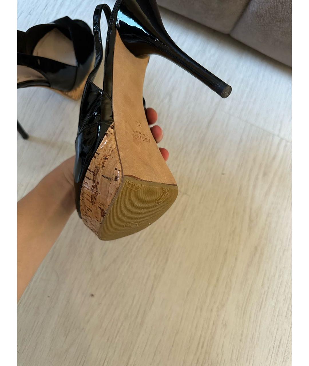 MIU MIU Черные босоножки из лакированной кожи, фото 2