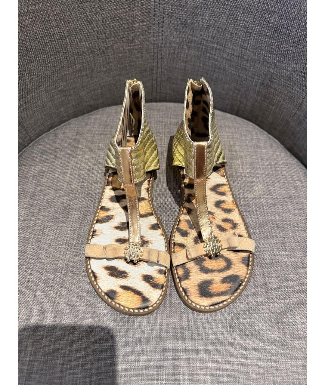 ROBERTO CAVALLI Золотые кожаные сандалии и шлепанцы, фото 3