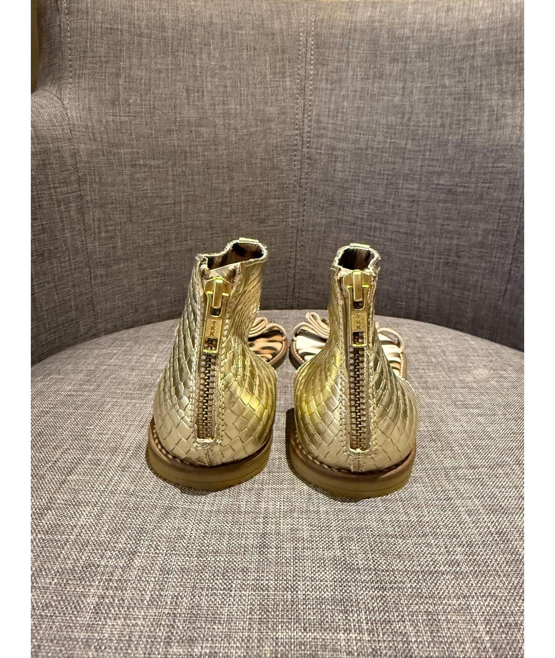 ROBERTO CAVALLI Золотые кожаные сандалии и шлепанцы, фото 4
