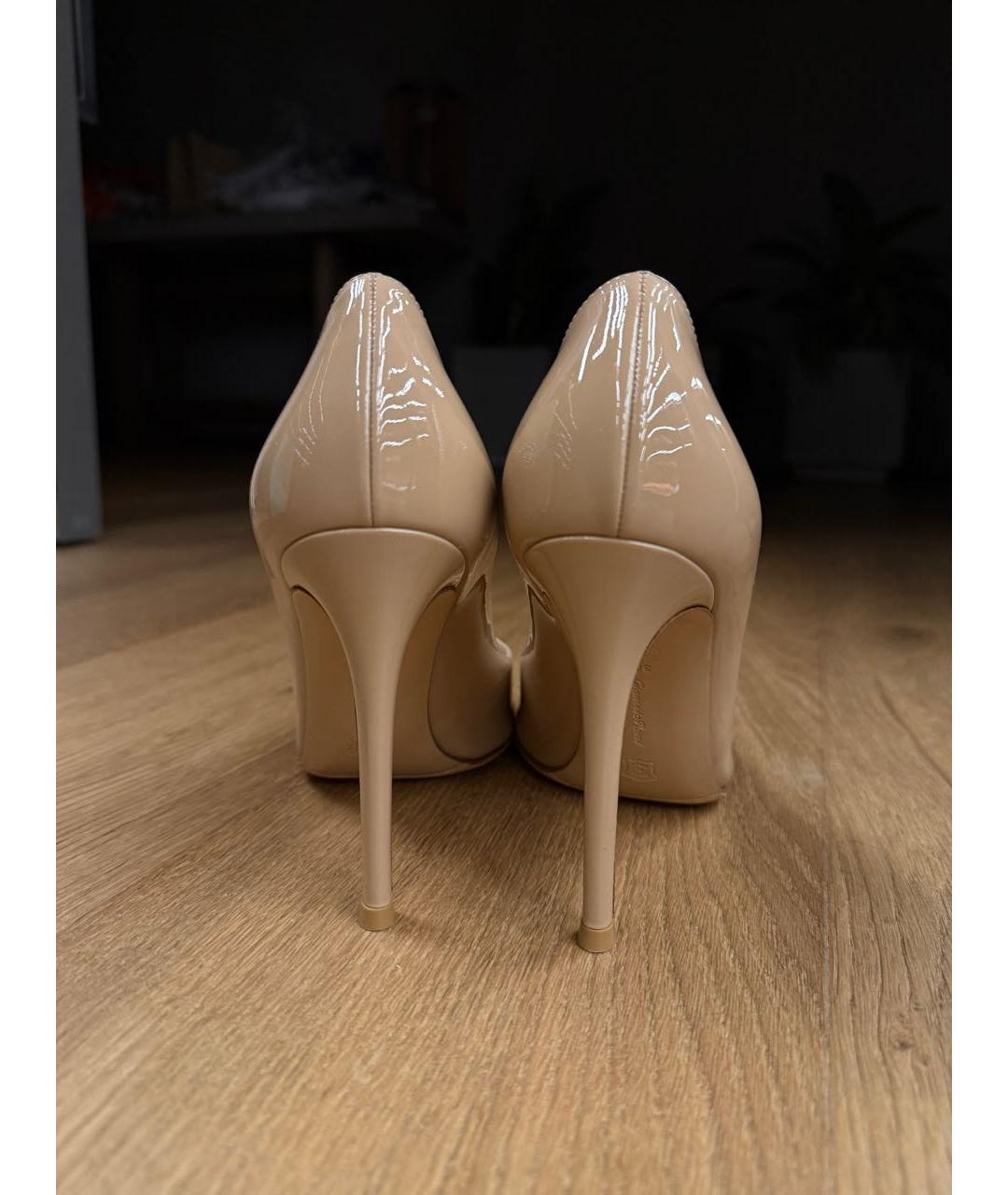 GIANVITO ROSSI Бежевые туфли из лакированной кожи, фото 4