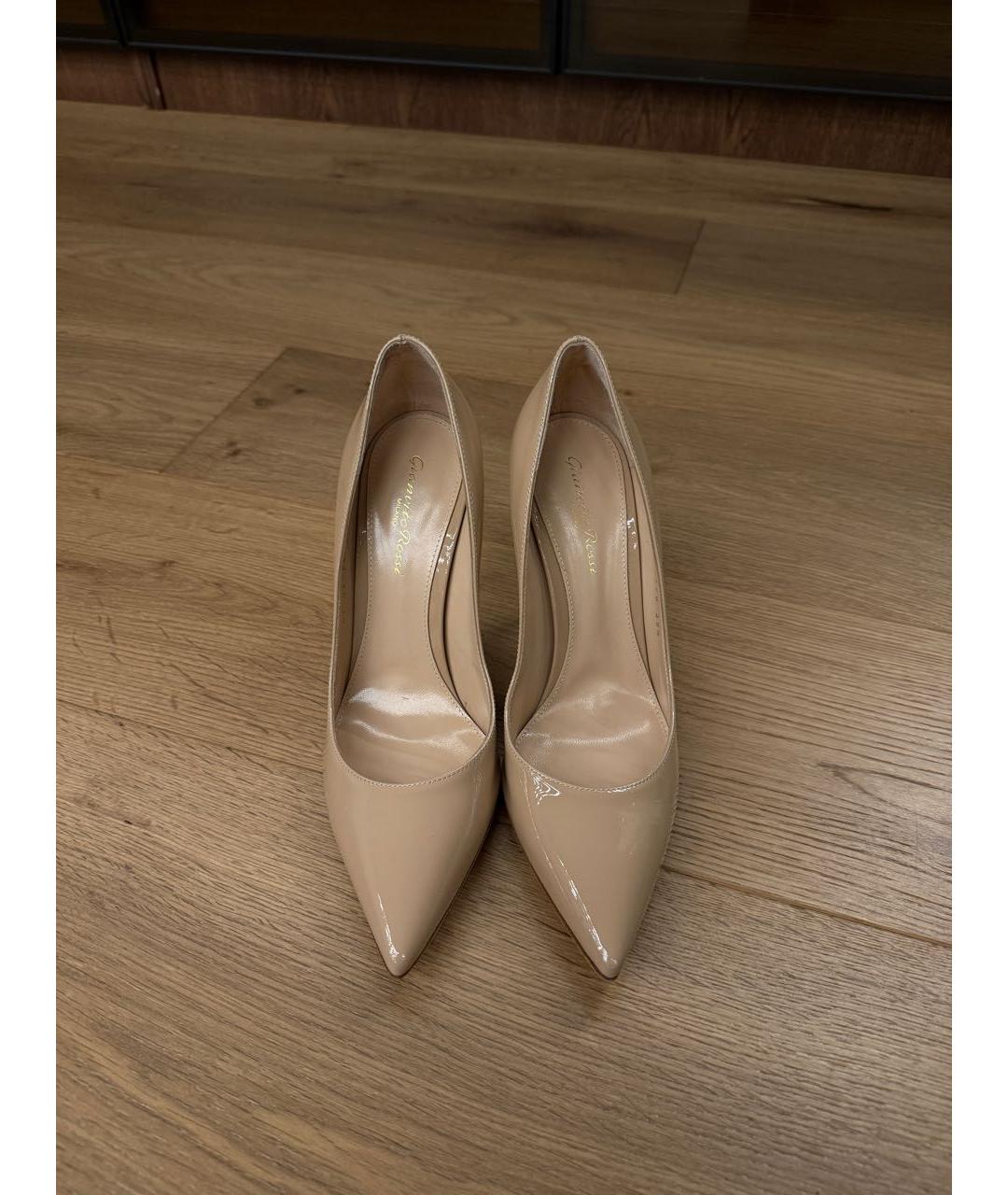 GIANVITO ROSSI Бежевые туфли из лакированной кожи, фото 5