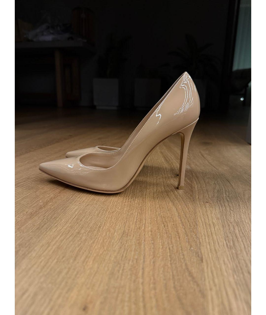 GIANVITO ROSSI Бежевые туфли из лакированной кожи, фото 3