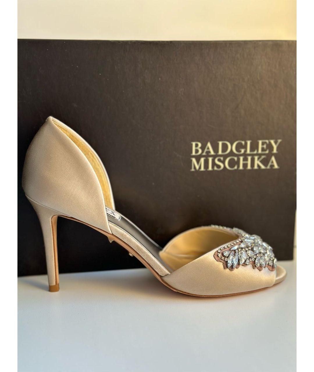 BADGLEY MISCHKA Бежевые текстильные свадебные туфли на высоком каблуке, фото 8