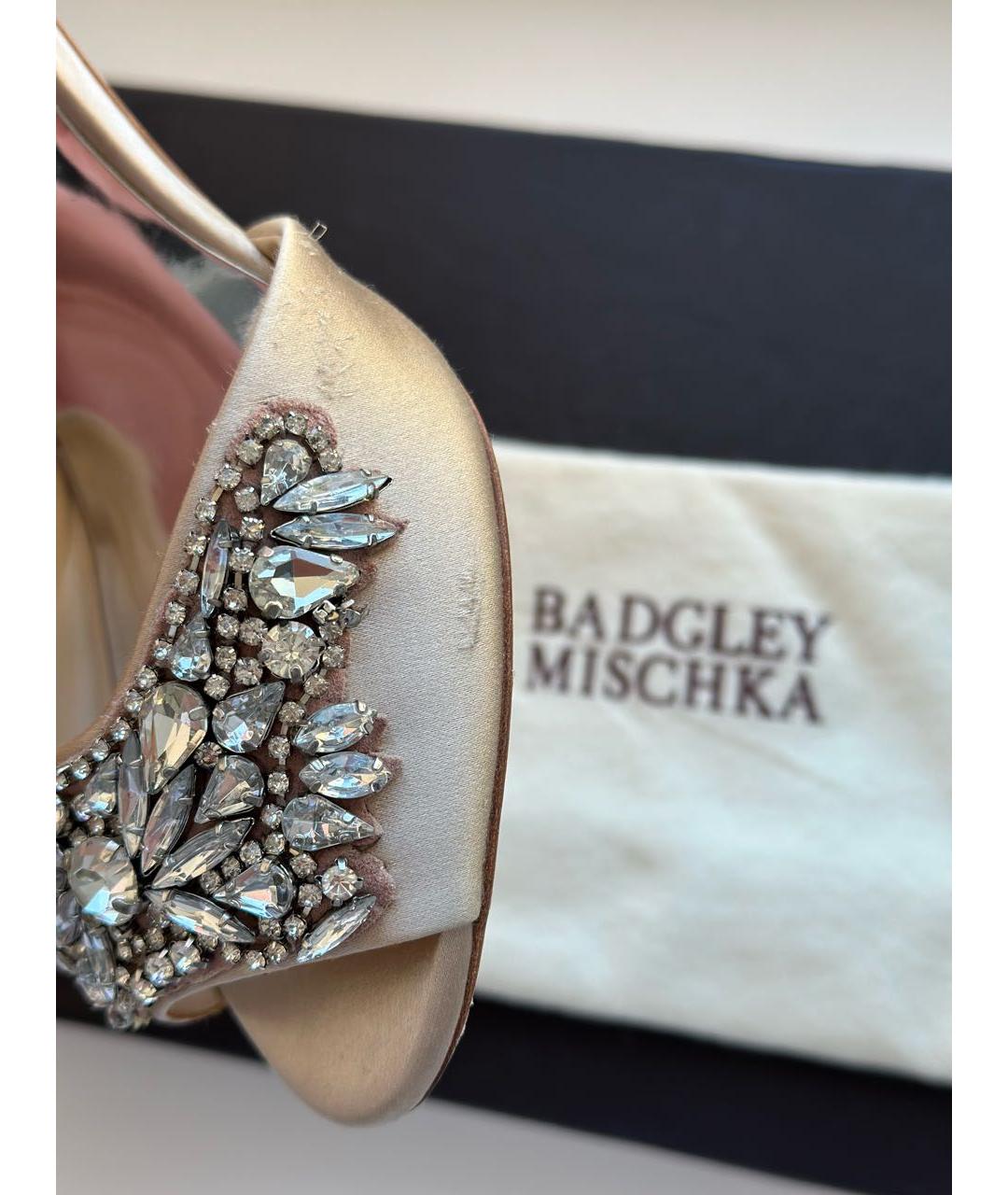 BADGLEY MISCHKA Бежевые текстильные свадебные туфли на высоком каблуке, фото 4