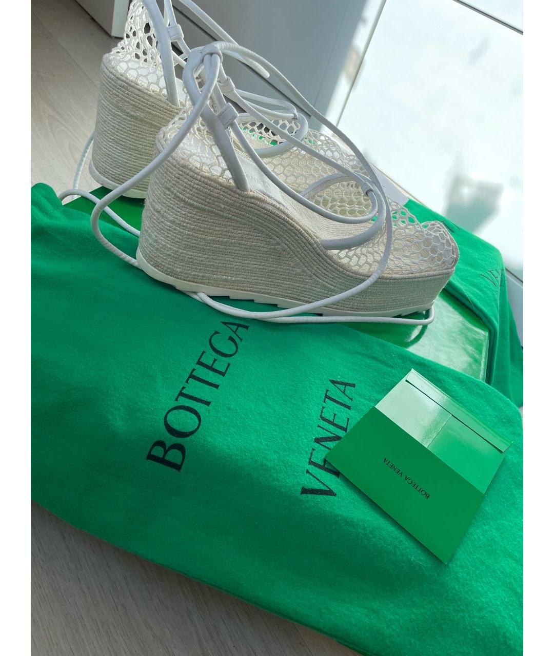 BOTTEGA VENETA Белые кожаные сандалии, фото 4