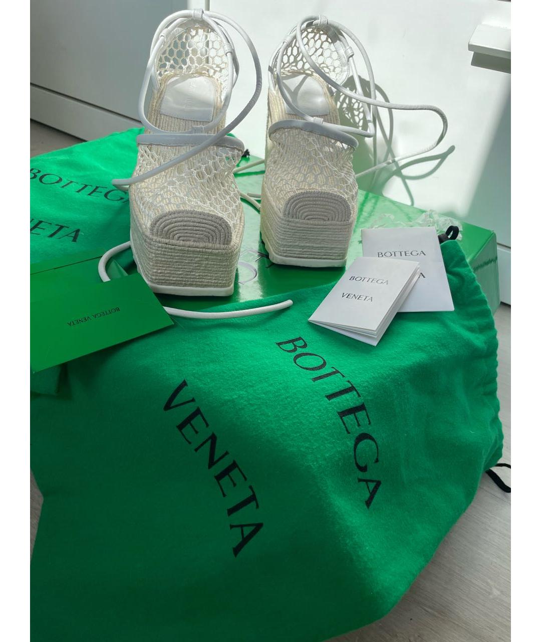 BOTTEGA VENETA Белые кожаные сандалии, фото 3