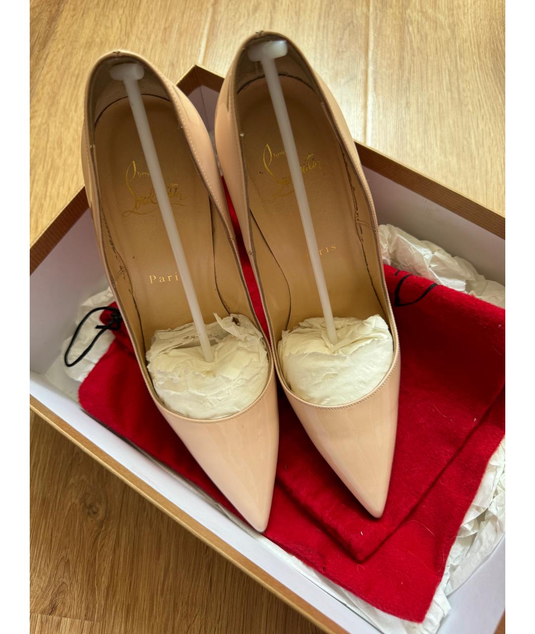 CHRISTIAN LOUBOUTIN Бежевые туфли из лакированной кожи, фото 2