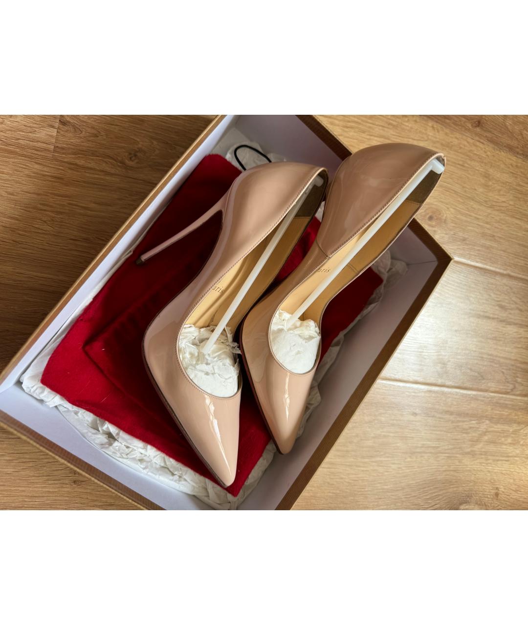 CHRISTIAN LOUBOUTIN Бежевые туфли из лакированной кожи, фото 4