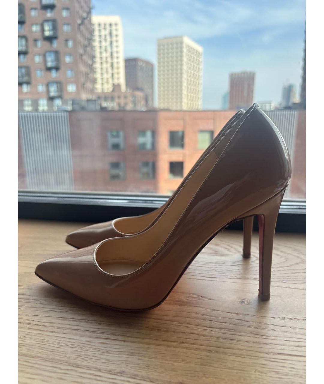 CHRISTIAN LOUBOUTIN Бежевые туфли из лакированной кожи, фото 8