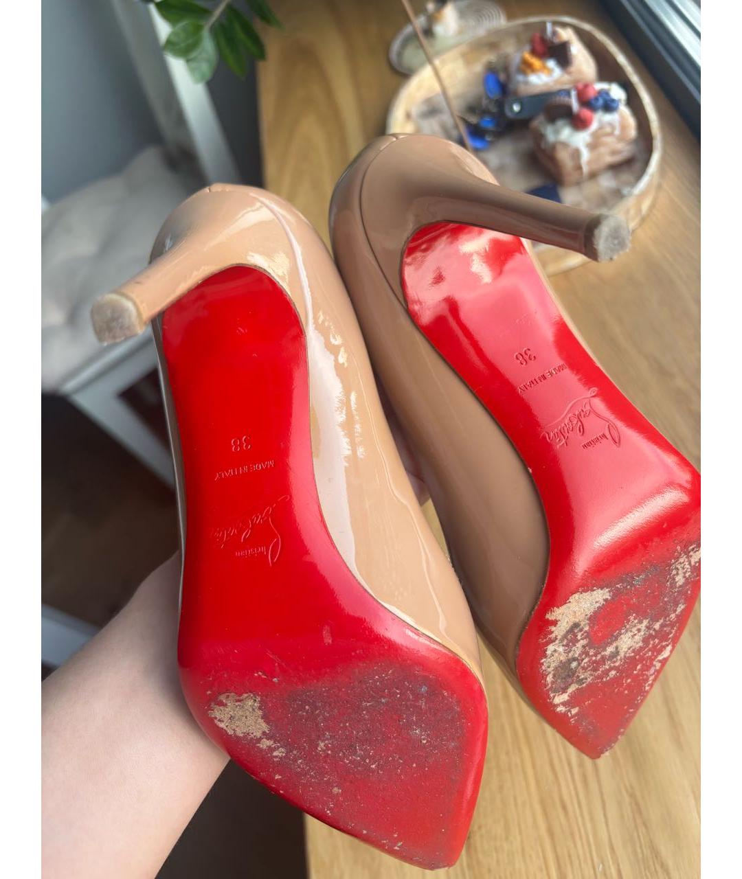 CHRISTIAN LOUBOUTIN Бежевые туфли из лакированной кожи, фото 6