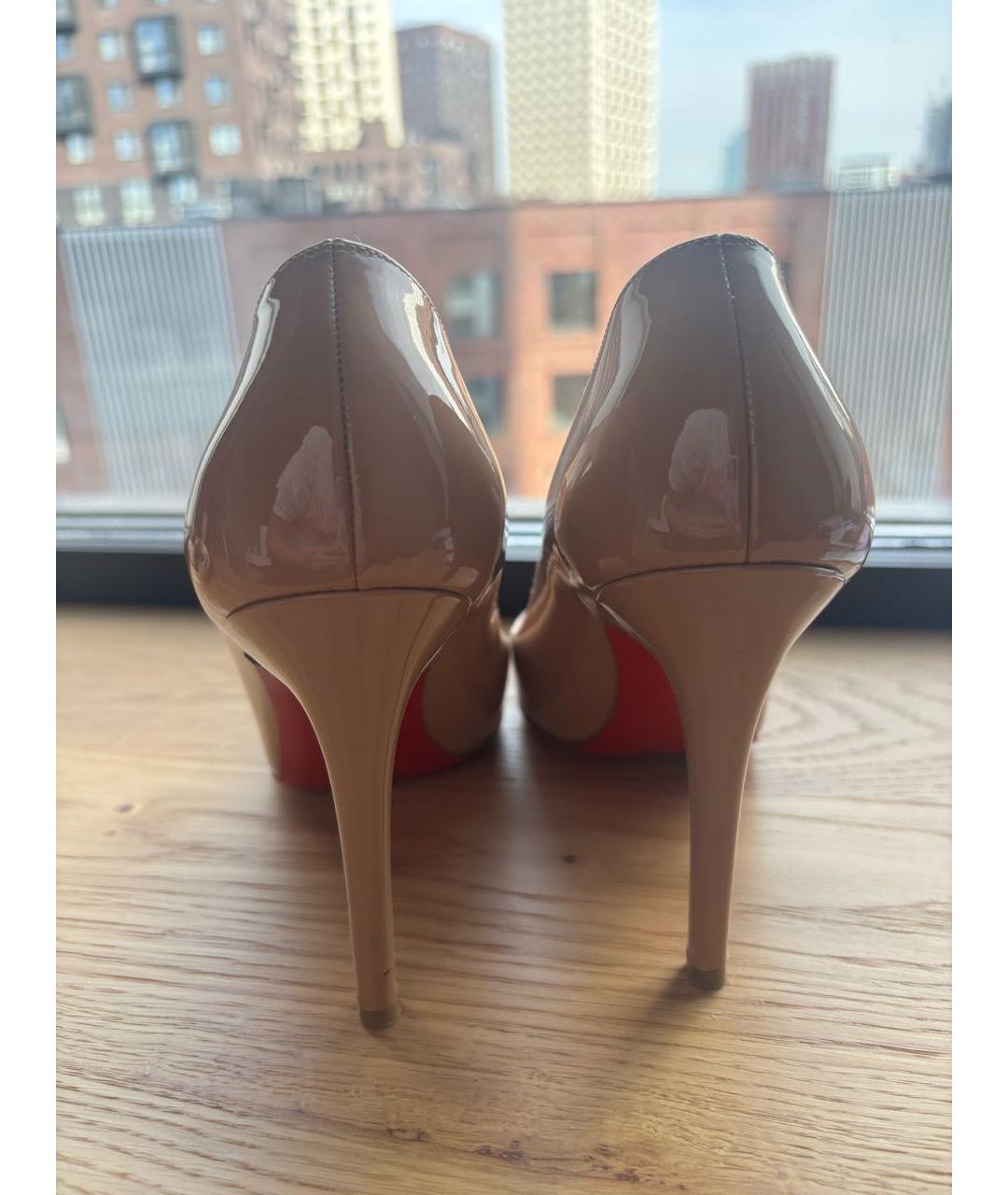 CHRISTIAN LOUBOUTIN Бежевые туфли из лакированной кожи, фото 4