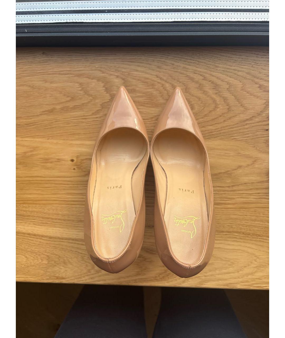 CHRISTIAN LOUBOUTIN Бежевые туфли из лакированной кожи, фото 3
