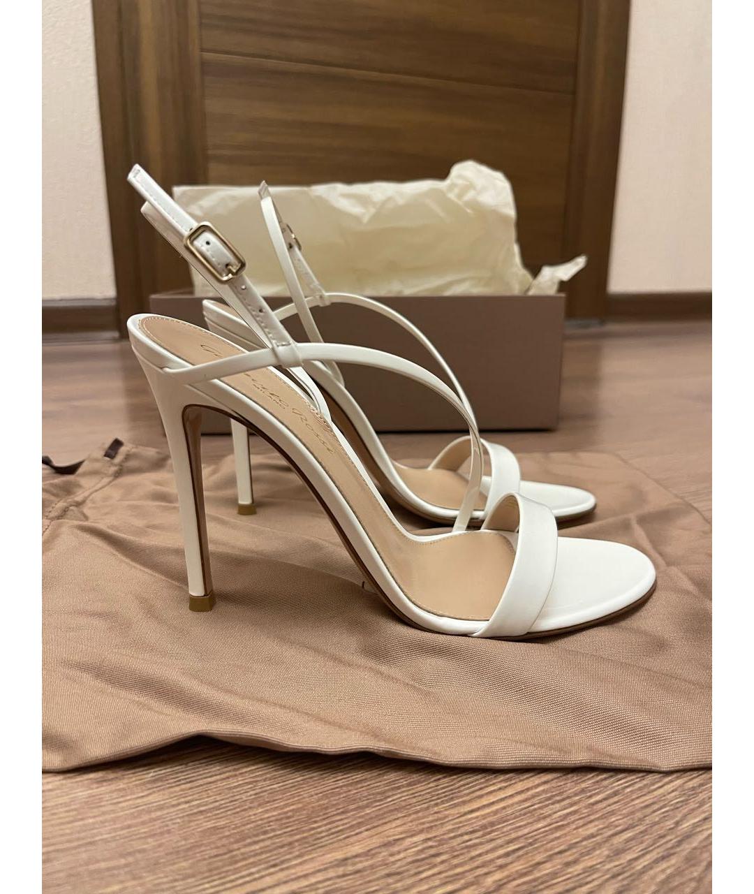 GIANVITO ROSSI Белые босоножки из лакированной кожи, фото 8