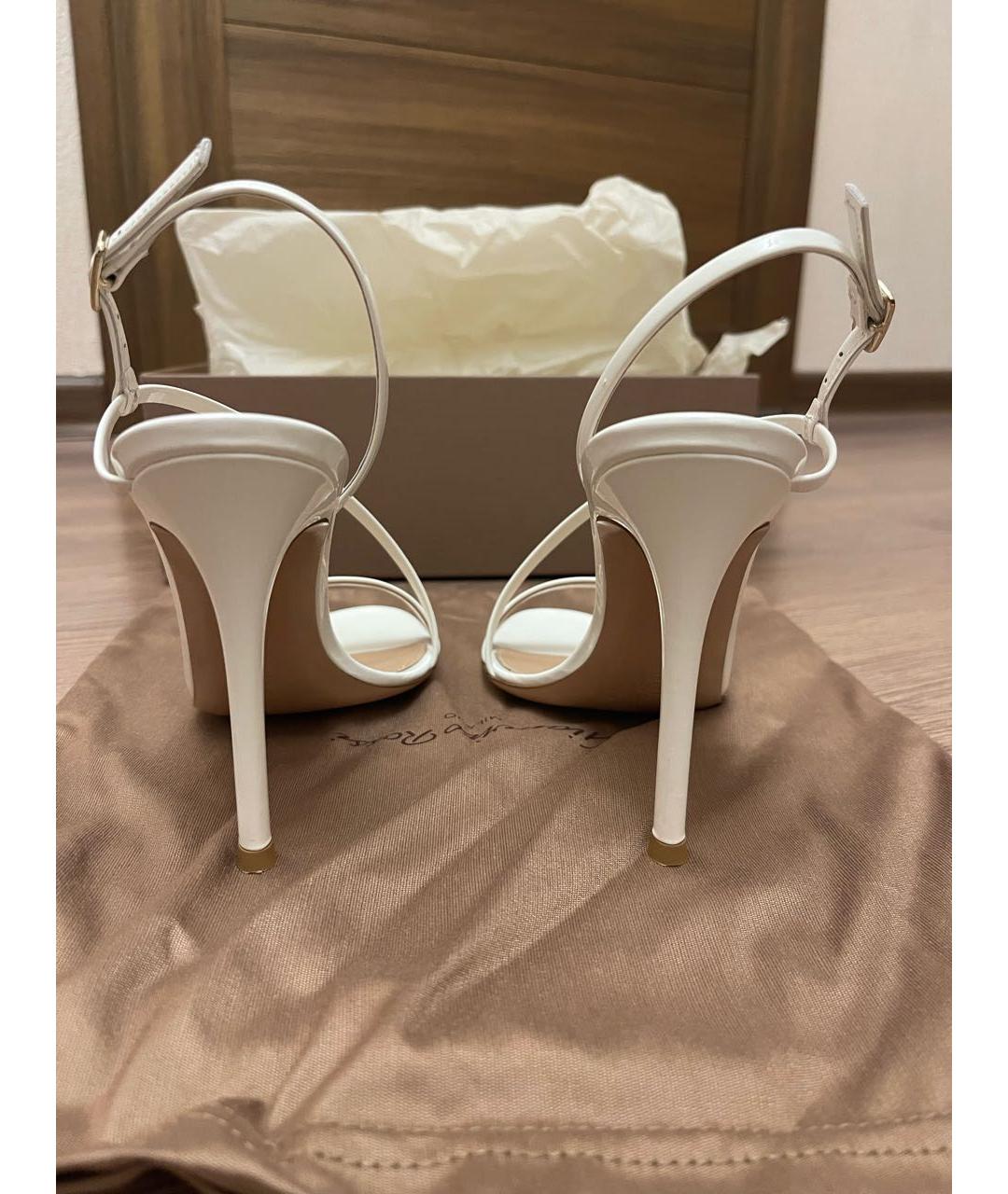 GIANVITO ROSSI Белые босоножки из лакированной кожи, фото 3