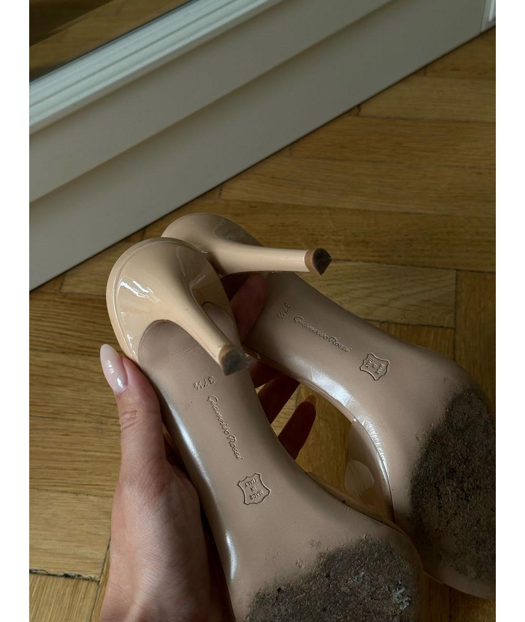 GIANVITO ROSSI Бежевые мюли из лакированной кожи, фото 4