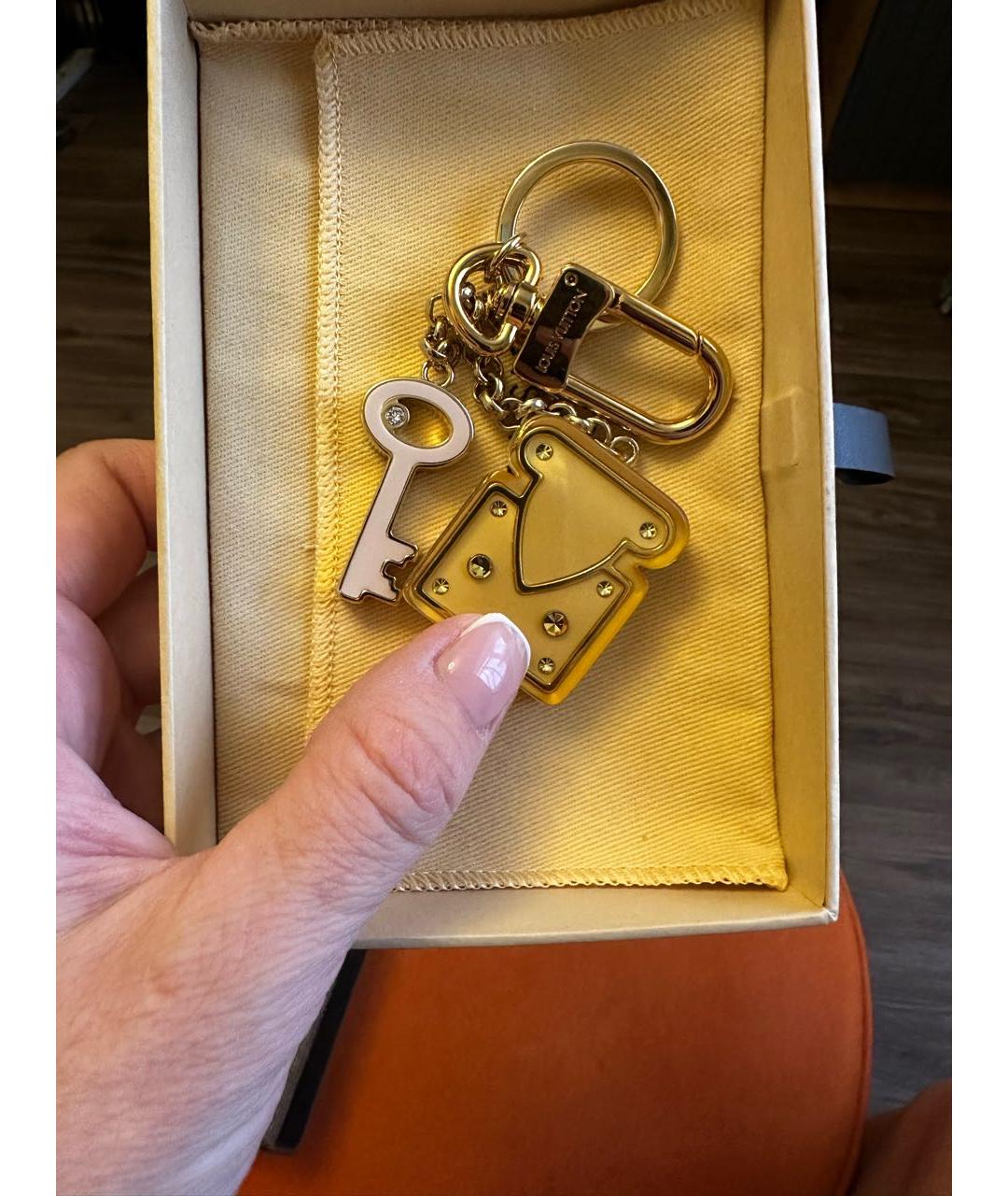 LOUIS VUITTON Золотой брелок, фото 2