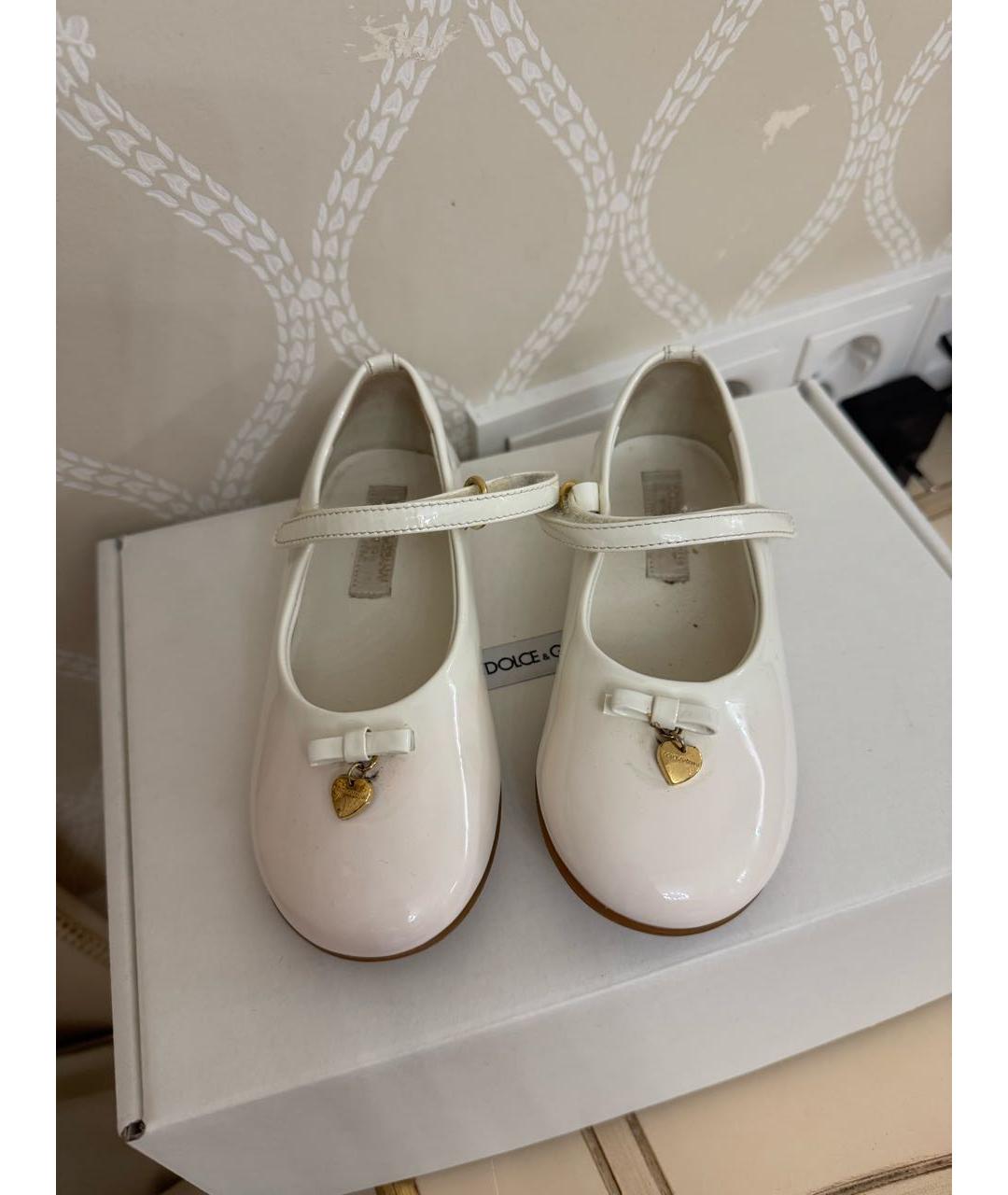 DOLCE&GABBANA Белые балетки и туфли из лакированной кожи, фото 2