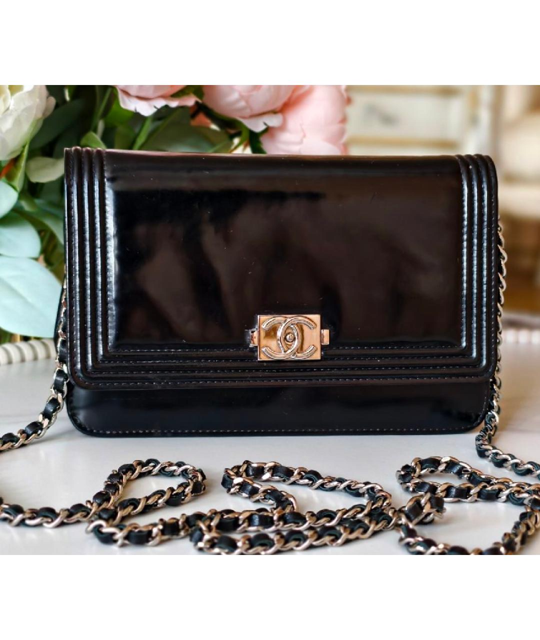 CHANEL Черная сумка через плечо из лакированной кожи, фото 9