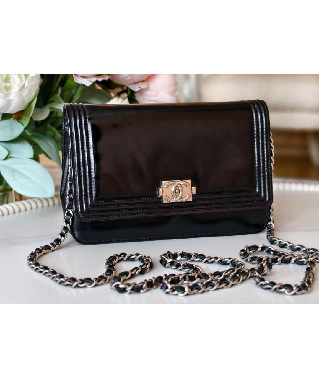 CHANEL Черная сумка через плечо из лакированной кожи, фото 2