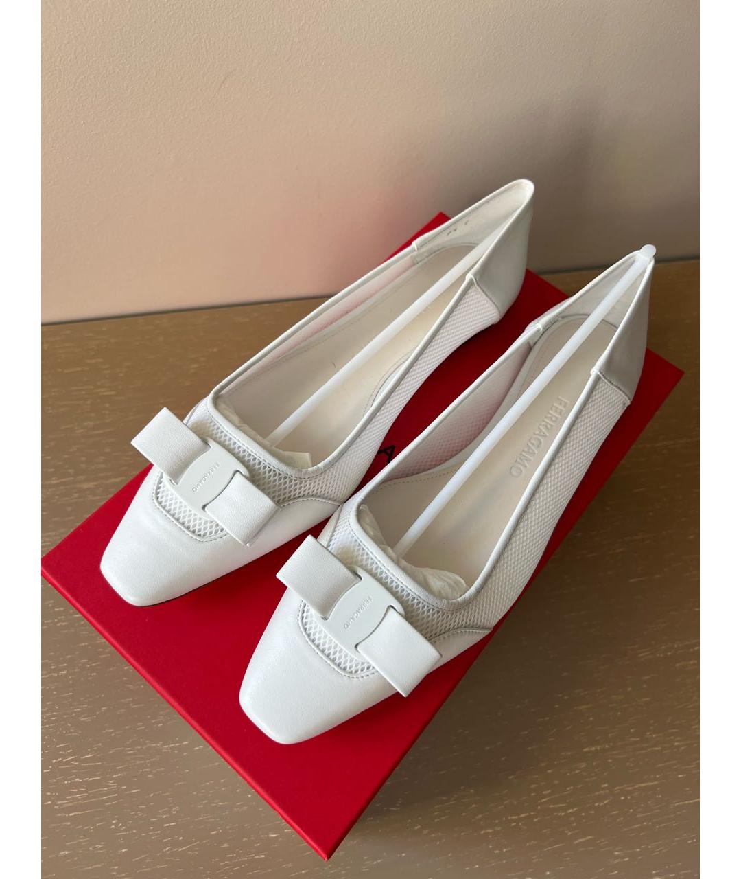FERRAGAMO Белые кожаные балетки, фото 2