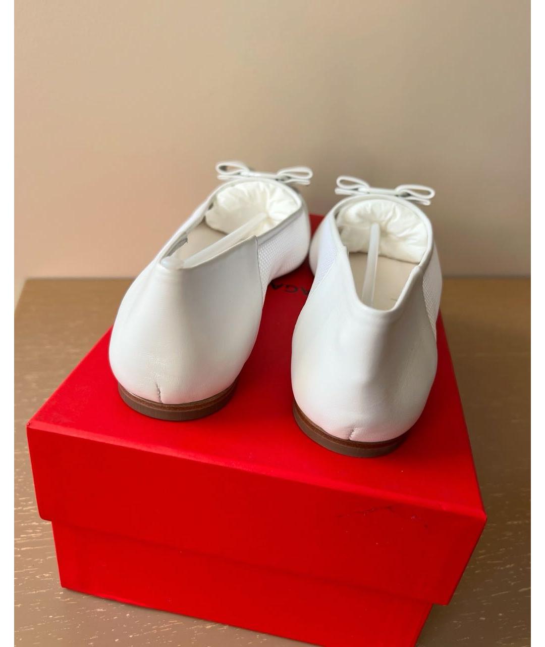 FERRAGAMO Белые кожаные балетки, фото 5